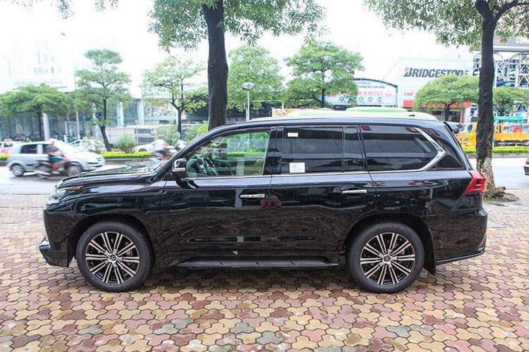Lexus LX570 Super Sport 2018 khá quen thuộc ở thị trường Việt Nam với thiết kế thể thao, trang bị 7 chỗ ngồi tương tự bản tiêu chuẩn. Thế nhưng với phiên bản LX570 Super Sport Autobiography MBS, Lexus đã trang bị cho xe hàng ghế sau dạng thương gia với 2 chỗ ngồi riêng biệt và cắt bỏ hàng ghế thứ 3.
