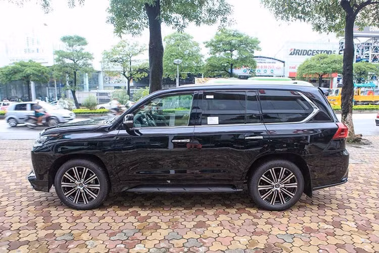 Lexus LX570 Super Sport 2018 khá quen thuộc ở thị trường Việt Nam với thiết kế thể thao, trang bị 7 chỗ ngồi tương tự bản tiêu chuẩn. Thế nhưng với phiên bản LX570 Super Sport Autobiography MBS, Lexus đã trang bị cho xe hàng ghế sau dạng thương gia với 2 chỗ ngồi riêng biệt và cắt bỏ hàng ghế thứ 3.
