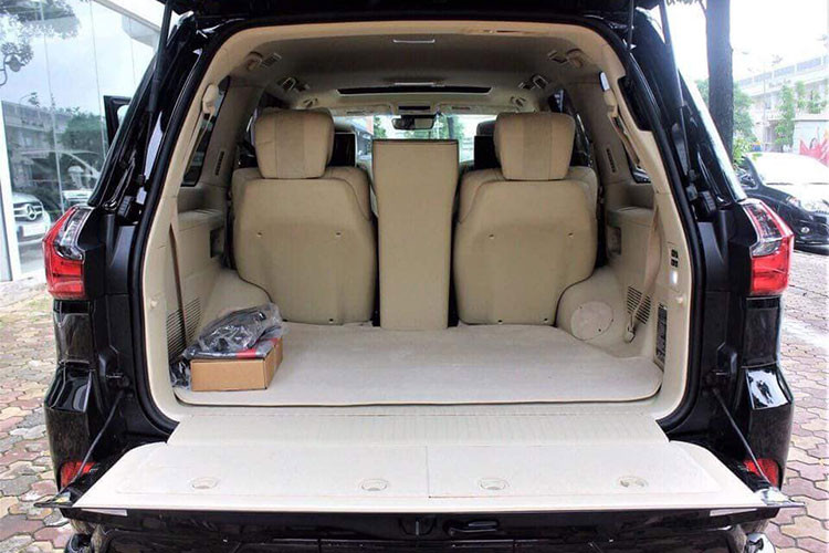 Hàng ghế thứ 2 trên LX570 Super Sport Autobiography MBS được thiết kế với hai chỗ ngồi riêng biệt. Chính giữa là bệ tì tay tích hợp bảng điều khiển chức năng. Với việc lược bỏ hàng ghế thứ 3, không gian khoang chứa hàng phía sau của LX570 Super Sport Autobiography MBS nhờ đó cũng được gia tăng đáng kể.