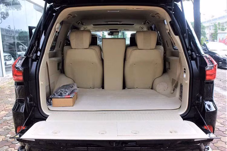 Hàng ghế thứ 2 trên LX570 Super Sport Autobiography MBS được thiết kế với hai chỗ ngồi riêng biệt. Chính giữa là bệ tì tay tích hợp bảng điều khiển chức năng. Với việc lược bỏ hàng ghế thứ 3, không gian khoang chứa hàng phía sau của LX570 Super Sport Autobiography MBS nhờ đó cũng được gia tăng đáng kể.