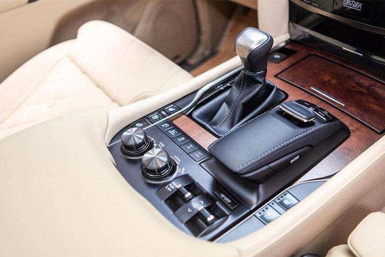 Toàn bộ bảng điều khiển bao gồm vô lăng 3 chấu, đồng hồ tốc độ/vòng tua, hệ thống điều hòa và thông tin giải trí đều được thay mới. Bảng điều khiển đặt cạnh cần số dày đặc nút bấm. Công nghệ đáng chú ý là chế độ gài cầu, nâng hạ gầm điện tử và lựa chọn địa hình Multi Terrain Select.