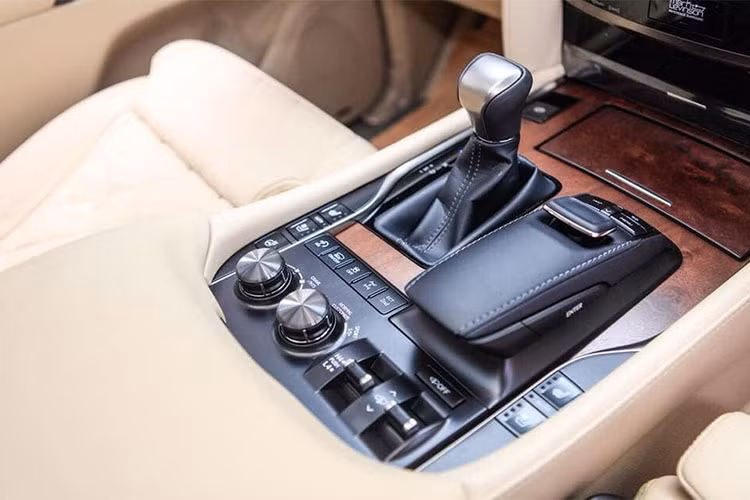 Toàn bộ bảng điều khiển bao gồm vô lăng 3 chấu, đồng hồ tốc độ/vòng tua, hệ thống điều hòa và thông tin giải trí đều được thay mới. Bảng điều khiển đặt cạnh cần số dày đặc nút bấm. Công nghệ đáng chú ý là chế độ gài cầu, nâng hạ gầm điện tử và lựa chọn địa hình Multi Terrain Select.