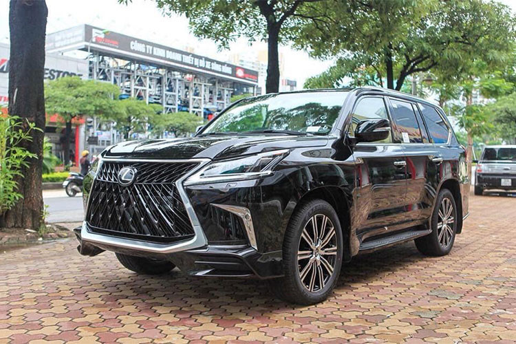 Mẫu xe Lexus LX570 Super Sport 2018 chính thức được trình làng vào tháng 8/2017. Và không lâu sau đó, những chiếc LX570 Super Sport 2018 đã có mặt tại thị trường Việt Nam theo dạng nhập khẩu tư nhân. Tính đến nay, có khoảng 10 chiếc Lexus LX570 Super Sport 2018 đã về tay các chủ nhân tại Việt Nam với giá khoảng hơn 10 tỷ đồng.