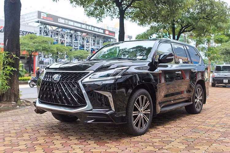 Mẫu xe Lexus LX570 Super Sport 2018 chính thức được trình làng vào tháng 8/2017. Và không lâu sau đó, những chiếc LX570 Super Sport 2018 đã có mặt tại thị trường Việt Nam theo dạng nhập khẩu tư nhân. Tính đến nay, có khoảng 10 chiếc Lexus LX570 Super Sport 2018 đã về tay các chủ nhân tại Việt Nam với giá khoảng hơn 10 tỷ đồng.