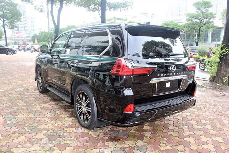 Ở phía đuôi xe, dòng chữ "Super Sport" lớn ở chính giữa, logo LX570 đặt phía bên tay phải. Cản sau thiết kế mới. Kích thước của xe không thay đổi. Các công nghệ về đèn pha, gương chiếu hậu giữ nguyên so với LX570 tiêu chuẩn. Ngoài ra, phải kể đến bộ mâm hợp kim cỡ 21 inch được sơn 2 tông màu tương phản đầy cá tính.