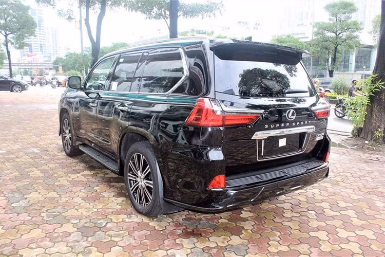 Ở phía đuôi xe, dòng chữ "Super Sport" lớn ở chính giữa, logo LX570 đặt phía bên tay phải. Cản sau thiết kế mới. Kích thước của xe không thay đổi. Các công nghệ về đèn pha, gương chiếu hậu giữ nguyên so với LX570 tiêu chuẩn. Ngoài ra, phải kể đến bộ mâm hợp kim cỡ 21 inch được sơn 2 tông màu tương phản đầy cá tính.