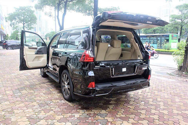 LX570 Super Sport Autobiography MBS vẫn được trang bị động cơ V8, dung tích 5,7 lít tương tự như bản tiêu chuẩn. "Trái tim" này sản sinh công suất tối đa 367 mã lực tại vòng tua máy 5.600 vòng/phút và mô-men xoắn cực đại 530 Nm tại vòng tua máy 3.200 vòng/phút. Động cơ kết hợp với hộp số tự động 8 cấp tiêu chuẩn.