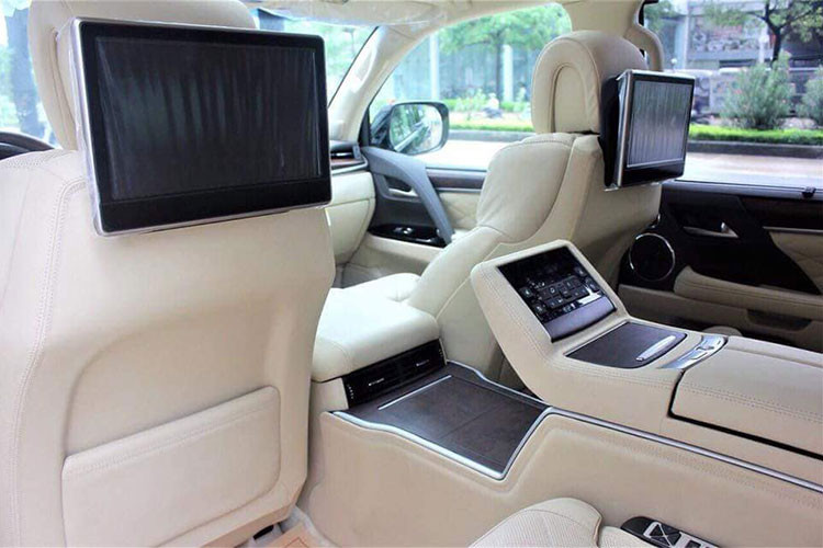 So với phiên bản tiêu chuẩn của chiếc Lexus LX570 Super Sport 2018, bản 4 chỗ LX570 Super Sport Autobiography MBS loại bỏ hàng ghế thứ 3 trong khi hàng ghế thứ 2 được thiết kế hoàn toàn mới, "sang chảnh" hơn.