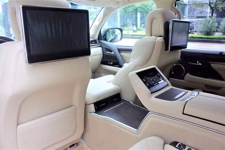 So với phiên bản tiêu chuẩn của chiếc Lexus LX570 Super Sport 2018, bản 4 chỗ LX570 Super Sport Autobiography MBS loại bỏ hàng ghế thứ 3 trong khi hàng ghế thứ 2 được thiết kế hoàn toàn mới, "sang chảnh" hơn.