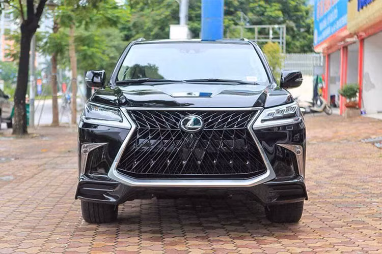 Về thiết kế bên ngoài, mẫu xe SUV hạng sang Lexus LX570 Super Sport Autobiography MBS này không khác biệt nhiều so với bản tiêu chuẩn, xe vẫn sử dụng hệ thống lưới tản nhiệt hình con suốt với chi tiết đan xen khá lạ mắt. Cản trước hầm hố với điểm nhấn là các chi tiết mạ chrome.