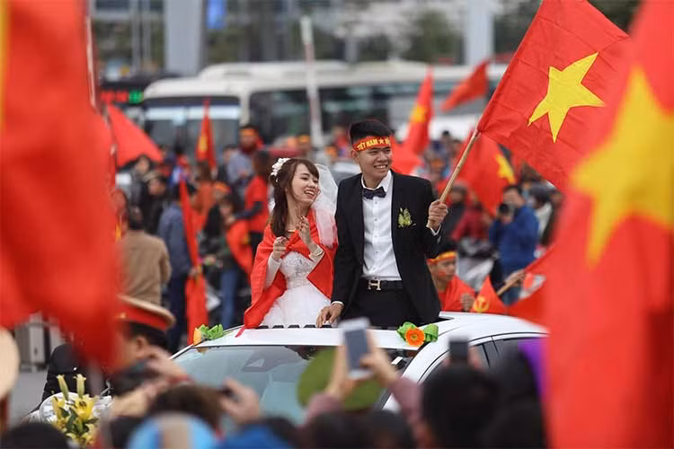 Vào thời điểm mà máy bay của các cầu thủ U23 Việt Nam còn chưa đáp xuống sân bay vào ngày 28/1 vừa qua. Cổ động viên trên khắp cả nước đã tràn ra đường rất đông để chào đón những người hùng trở về, đáng chú ý trong "rừng người" có một chiếc xế hộp rước dâu bị kẹt cứng.