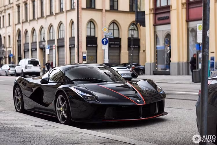 LaFerrari sử dụng động cơ V12 dung tích 6,3 lít, kết hợp mô-tơ điện, cho công suất 950 mã lực và mô-men xoắn gần 900 Nm, hộp số ly hợp kép 7 cấp. Khả năng tăng tốc từ 0-100 km/h của siêu xe này là 2,9 giây trước khi đạt vận tốc tối đa 346 km/h. Ferrari LaFerrari tích hợp nhiều công nghệ từ đường đua F1, sản xuất giới hạn 499 chiếc.