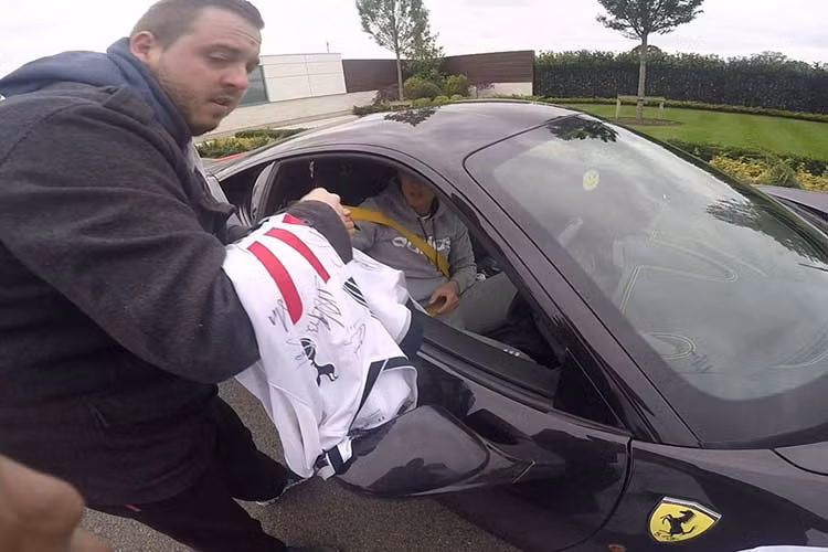 Không mấy ngạc nhiên khi anh là một tay chơi chính hiệu khi sở hữu những siêu xe và xe sang đắt tiền. Nổi bật trong số đó là chiếc siêu xe Ferrari LaFerrari trị giá lên đến hơn 1,42 triệu USD.