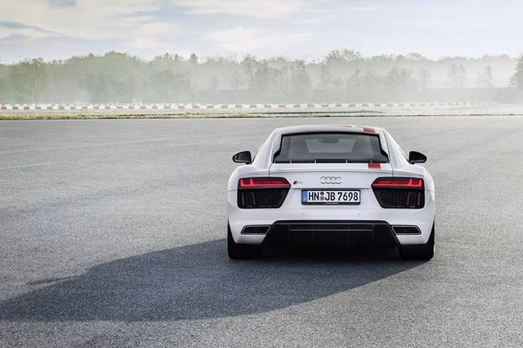 Đó là nhờ vào thiết kế đẹp mắt cùng hiệu suất ấn tượng. Xe trang bị động cơ V8, dung tích 4,2 lít, tạo ra công suất tối đa 420 mã lực tại vòng tua máy 7.800 vòng/phút và mô-men xoắn cực đại 430 Nm tại 4.500-6.000 vòng/phút. Audi R8 có khả năng nước rút 0-100 km/h trong 4,6 giây và đạt vận tốc tối đa 301 km/h. Audi R8 có giá 166.150 USD, tương đương 3,8 tỷ đồng.
