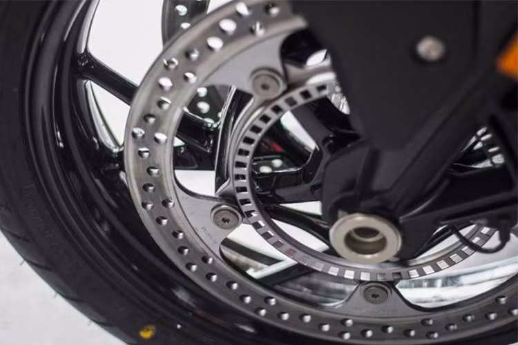 Trong đó, chế độ Cruise sẽ khiến phuộc của xe nhún "siêu êm", phù hợp với việc di chuyển với tốc độ thấp trong thành phố và qua một số điều kiện đường phố. Ngoài ra K1600B còn có hệ thống chuyển số không cần bóp côn Shift Assistant Pto và số lùi. Các trang bị khác gồm hệ thống báo động, tay ga điện, ăngten tích hợp, tùy chỉnh giảm xóc...