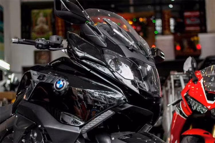 Dựa trên cơ sở dòng touring K1600GT hiện tại của BMW, K1600B sở hữu thiết kế giống tới 90%, chỉ thay đổi một số chi tiết để khiến chiếc xe có dáng bagger thực thụ. Trong đó, những chi tiết dễ nhận ra nhất ở phía trước là kính chắn gió ngắn hơn K1600, hệ thống đèn pha thông minh Adaptive Head Light có khả năng “liếc” theo góc lái.