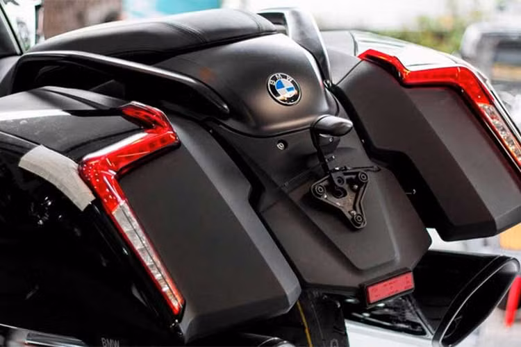 Dựa trên cơ sở một trong những dòng xe môtô hiện đại nhất Thế giới hiện nay, K1600B cũng được trang bị đầy đủ các tính năng và tiện nghi để giúp chiếc xe trở nên thoải mái nhất trên những hành trình xa. Đầu tiên phải kể tới hệ thống giảm xóc trước sau điều khiển điện Dynamic ESA với 2 chế độ Road và Cruiser.