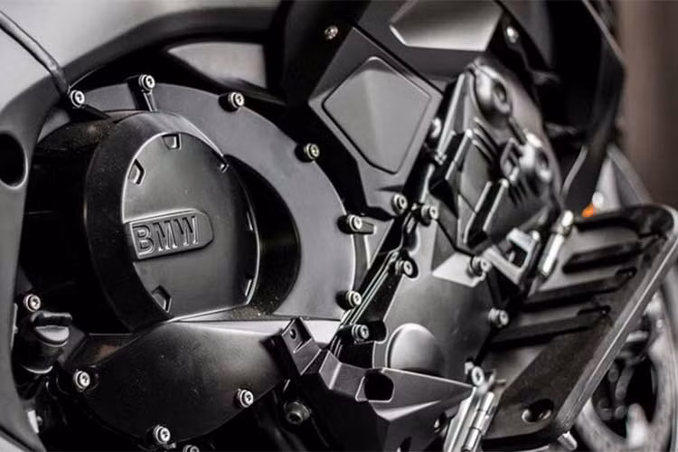 BMW K1600B vẫn tiếp tục được trang bị khối động cơ 6 xi-lanh thẳng hàng 1649 cc, có công suất tối đa lên tới 160 mã lực tại 7.750 vòng/phút và mô-men xoắn cực đại 175 Nm tại 5.250 mm. Xe sử dụng hộp số 6 cấp. Cùng với Honda Goldwing, dòng K1600 của BMW là một trong những chiếc môtô sản xuất số lượng lớn có nhiều xi-lanh nhất Thế giới.