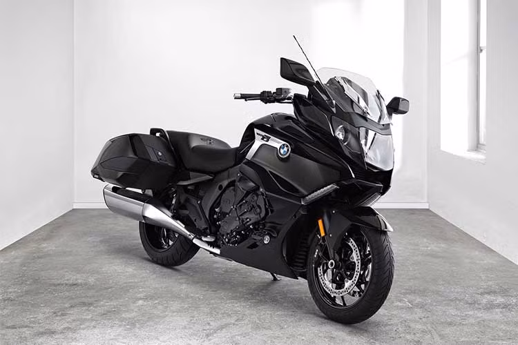 Tại thị trường Mỹ, mức giá của BMW K1600B khoảng hơn 20 nghìn USD. Sau khi về đến thị trường Việt Nam nó được nhà phân phối tư nhân chào bán với mức giá khoảng 55 nghìn USD (tương đương 1,25 tỷ đồng). Đây cũng được xem là chiếc đầu tiên về đến thị trường môtô Việt.