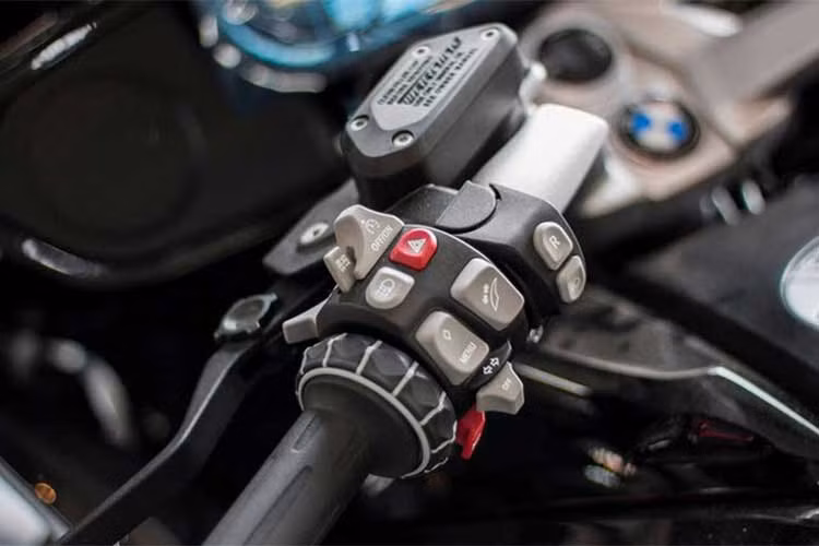 Hệ thống điều khiển trên xe cho phép người lái dễ dàng lựa chọn chế độ vận hành khác nhau thông qua hệ thống nút bấm tràn ngập trên tay lái, đối với giảm xóc điện tử sẽ là: Sport, Comfort, hay Normal (Electronic Suspension Adjustment ESA II). Còn hệ thống kiểm soát lực kéo DTC cũng có chế độ Rain, Road, hoặc Dynamic.