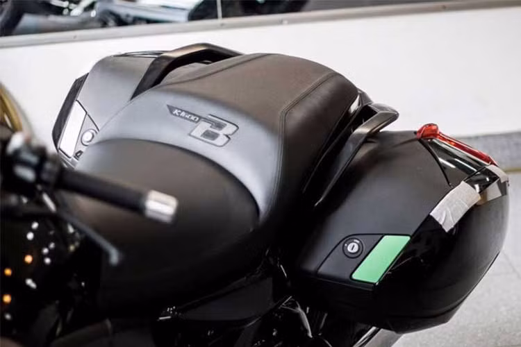 Chi tiết biến K1600B trở thành một chiếc bagger thực thụ là phần đuôi đã được thiết kế lại hoàn toàn, cong dần về sau từ yên. So với K1600GT thường, bộ khung của xe đã được hạ xuống thấp hơn ở phía đuôi xe. Xe được trang bị sẵn bộ 3 thùng khá lớn, có thể chứa rất nhiều vật dụng cần thiết kế cho 2 người cho những chuyến đi xa nhiều ngày.