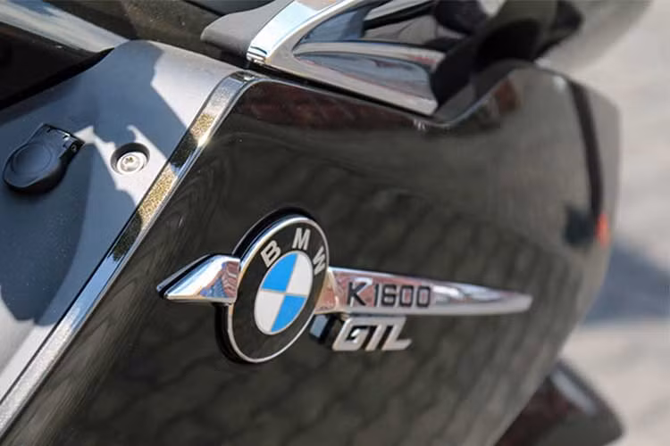 BMW K1600B phiên bản 2018 sở hữu chiều dài 2.489 mm, rộng 1.000 mm và cao 1.3000 mm, khoảng cách trục cơ sở của K1600B là 1.618 mm. Trọng lượng của chiếc xe đường trường này là 336 kg, tải trọng tối đa lên đến 560 kg. Bình xăng của xe có dung tích 26,5 lít.