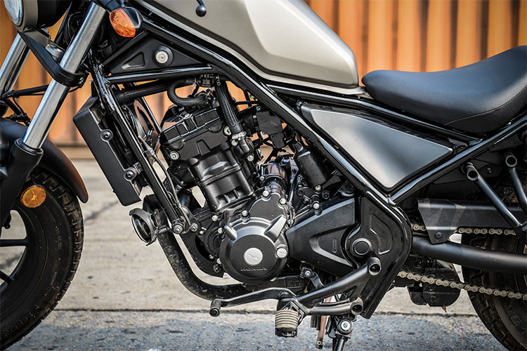 Honda Rebel 300 hoàn toàn mới tại Việt Nam sở hữu khối động cơ DOHC 2 xi-lanh, dung tích 286 phân khối thừa hưởng từ "người anh em" CBR300R với hộp số 6 cấp. Động cơ cho công suất 30,4 mã lực tại vòng tua máy 8.500 vòng/phút và mô-men xoắn cực đại 27 Nm tại vòng tua máy 7.250 vòng/phút.