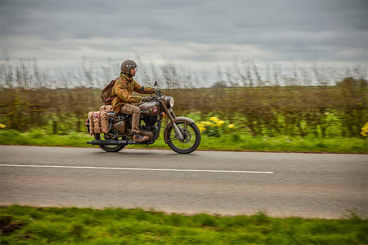 Royal Enfield cho hiện tại xe vẫn chưa chính thức có mặt trên thị trường, khách hàng có thể bắt đầu đặt hàng mẫu xe này bắt đầu từ tháng 7 tới đây. Mứ giá của Royal Enfield Classic 500 Pegasus tại thị trường Anh quôc sẽ vào khoảng 4.999 Bảng Anh (tương đương 152 triệu đồng).