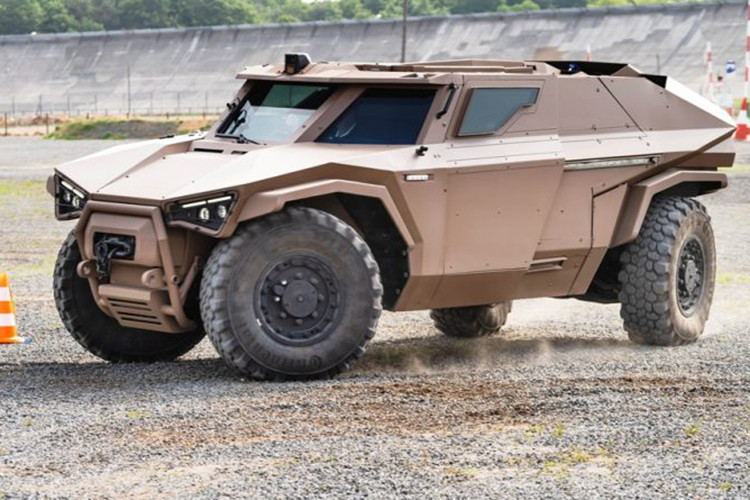 Ưu điểm giúp bán hàng của Scarabee không phải là sự tương đồng của nó với mẫu Humvee Mỹ, cũng không phải hệ thống treo thích nghi và tải trọng khoảng 1,8 tấn của nó. Đặc điểm nổi bật nhất của nó là hệ thống dẫn động 4 bánh mà cho phép nó di chuyển theo chiều ngang (khi cần thiết) hoặc bất cứ hướng nào mà tài xế thấy phù hợp.