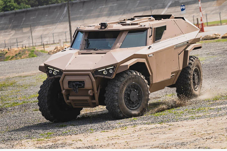 Hệ dẫn động 4 bánh AWD, hai cầu, hoặc cầu sau – dù bạn có muốn gọi nó như thế nào đi nữa thì nó cũng không thực sự còn là một công nghệ mới. Có rất nhiều mẫu xe trong vài thập kỷ qua với hệ thống lái kiểu này, qua đó cải thiện khả năng xử lý, tính bẻ lái, và ổn định ở cả lái tốc độ cao và tốc độ thấp. Tuy nhiên với những mẫu xe ôtô quân sự còn khá ít.