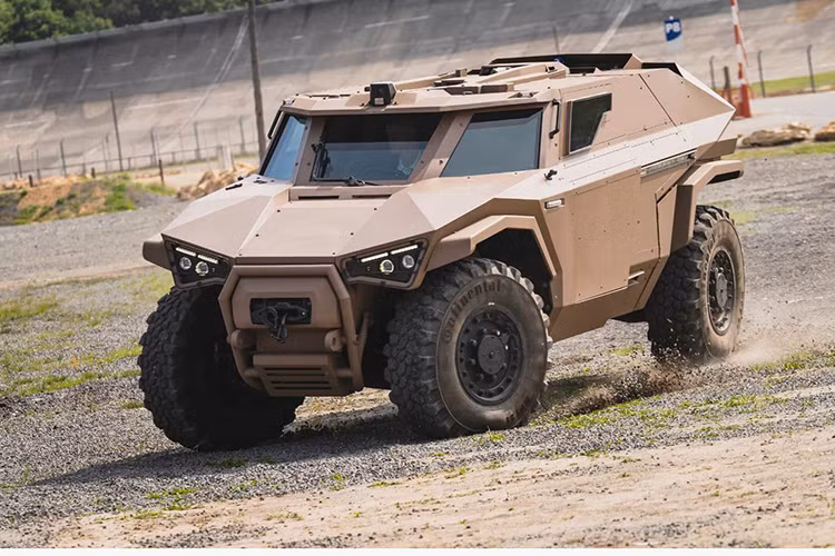 Hệ dẫn động 4 bánh AWD, hai cầu, hoặc cầu sau – dù bạn có muốn gọi nó như thế nào đi nữa thì nó cũng không thực sự còn là một công nghệ mới. Có rất nhiều mẫu xe trong vài thập kỷ qua với hệ thống lái kiểu này, qua đó cải thiện khả năng xử lý, tính bẻ lái, và ổn định ở cả lái tốc độ cao và tốc độ thấp. Tuy nhiên với những mẫu xe ôtô quân sự còn khá ít.