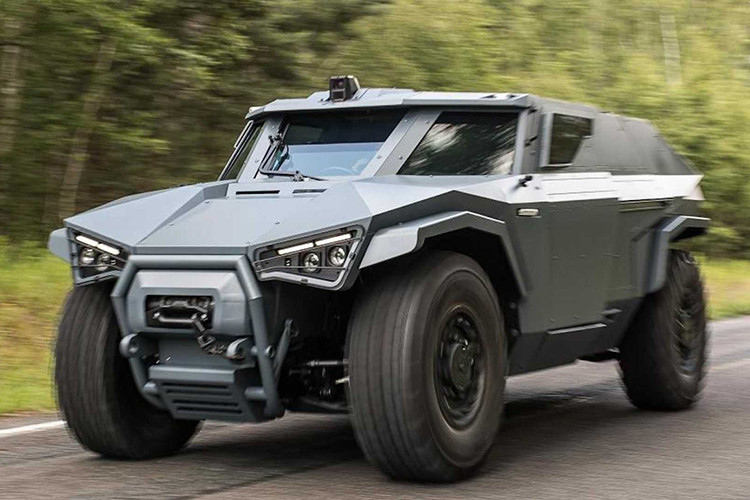 Ngoài hệ thống máy hybrid và hệ dẫn động 4 bánh kỳ diệu, mẫu xe Arquus Scarabee hoàn toàn mới này còn được thiết kế để có thể thả xuống từ trên không trung, một đặc tính khiến nó trở thành một lựa chọn tuyệt vời đối với một phương tiện quân sự chính thức.