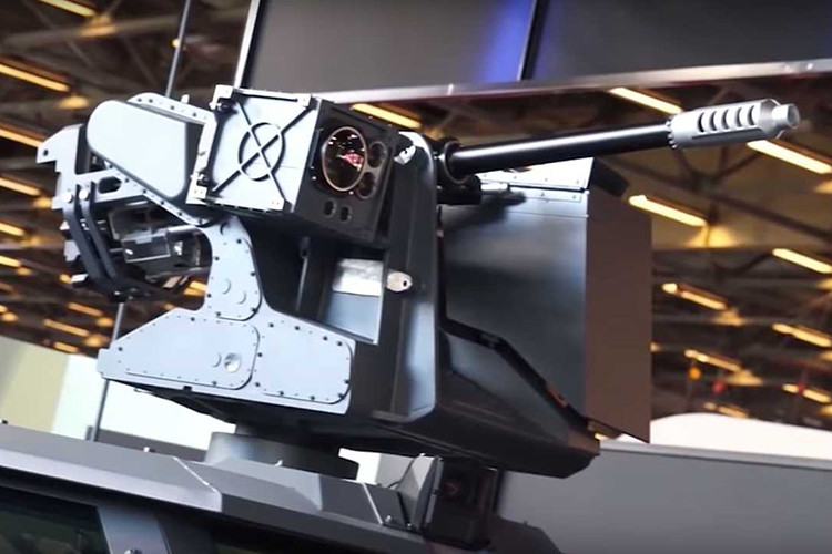 Nói đến công suất, Arquus Scarabee có trang bị một động cơ dầu 300 mã lực và một mô tơ điện 103 mã lực, cả hai đều gắn ở phía sau. Hệ thống hybrid hoạt động phối hợp để đẩy chiếc xe quân sự vốn có trọng lượng lên tới 6,6 tấn. Nó có thể lái ở tốc độ trên 120 km/h, kèm khả năng gia tốc tốt để có thể tránh né tên lửa chống tăng trong trường hợp giao chiến.