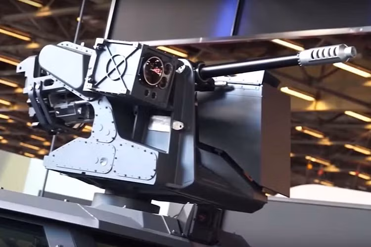 Nói đến công suất, Arquus Scarabee có trang bị một động cơ dầu 300 mã lực và một mô tơ điện 103 mã lực, cả hai đều gắn ở phía sau. Hệ thống hybrid hoạt động phối hợp để đẩy chiếc xe quân sự vốn có trọng lượng lên tới 6,6 tấn. Nó có thể lái ở tốc độ trên 120 km/h, kèm khả năng gia tốc tốt để có thể tránh né tên lửa chống tăng trong trường hợp giao chiến.