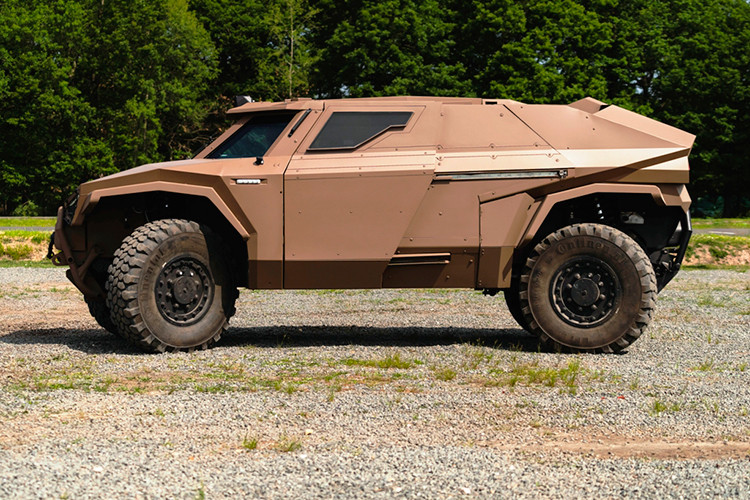 Ngoại trừ mẫu xe quân sự Arquus Scarabee này. Cỗ máy quân sự to lớn này được chế tạo bởi Arquus Defense, vốn có tên là Renault Trucks Defense, nhưng đã sử dụng cái tên mới kể từ khi Volvo Group mua lại công ty trong năm 2018.