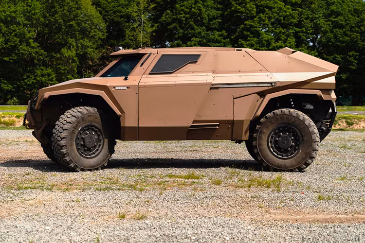 Ngoại trừ mẫu xe quân sự Arquus Scarabee này. Cỗ máy quân sự to lớn này được chế tạo bởi Arquus Defense, vốn có tên là Renault Trucks Defense, nhưng đã sử dụng cái tên mới kể từ khi Volvo Group mua lại công ty trong năm 2018.