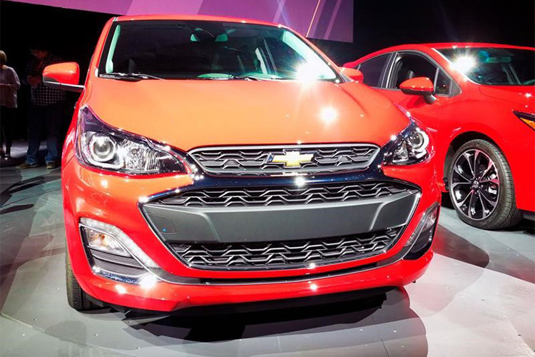 Spark 2019 bán ra nhiều lựa chọn phiên bản gồm LS, LT, 2LT và Activ. Trong đó Spark Activ lấy cảm hứng theo phong cách crossover với chiều cao tăng thêm 10 mm. Tất cả các phiên bản của Spark 2019 trang bị tiêu chuẩn với hệ thống điều hòa, 10 túi khí và camera lùi.