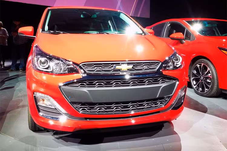 Spark 2019 bán ra nhiều lựa chọn phiên bản gồm LS, LT, 2LT và Activ. Trong đó Spark Activ lấy cảm hứng theo phong cách crossover với chiều cao tăng thêm 10 mm. Tất cả các phiên bản của Spark 2019 trang bị tiêu chuẩn với hệ thống điều hòa, 10 túi khí và camera lùi.