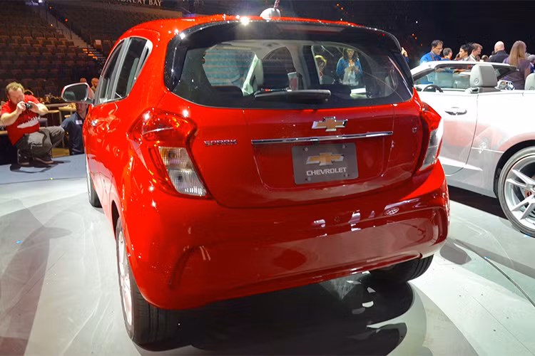 Về thiết kế, phần đầu xe và lưới tản nhiệt mang kiểu dáng mới, trang trí thêm chi tiết mạ crôm bao quanh giúp xe sang trọng và hiện đại hơn. Chevrolet Spark mới trang bị đèn pha projector tiêu chuẩn, đèn LED ban ngày. Bên cạnh đó, còn có gói cá nhân hóa màu sơn ngoại thất.