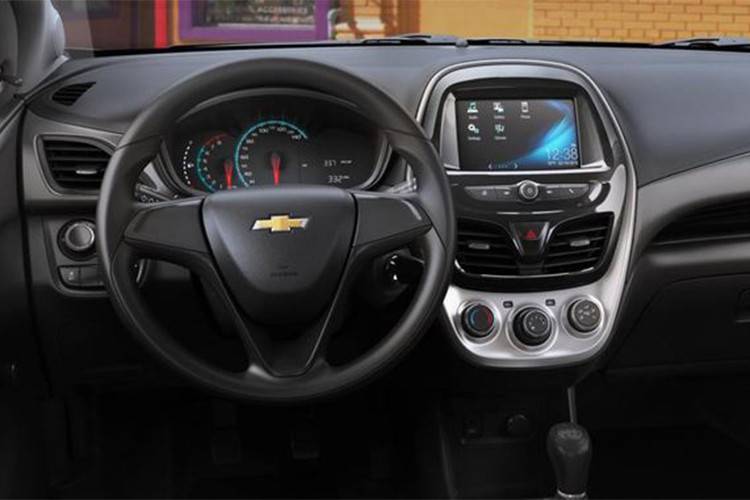 Mẫu hatchback cỡ nhỏ nhà Chevrolet trang bị hệ thống thông tin giải trí MyLink mới nhất, hỗ trợ kết nối Apple CarPlay và Android Auto. Thêm hệ thống OnStar và truy cập kết nối không giới hạn, thêm quyền truy cập ứng dụng myChevrolet Mobile.