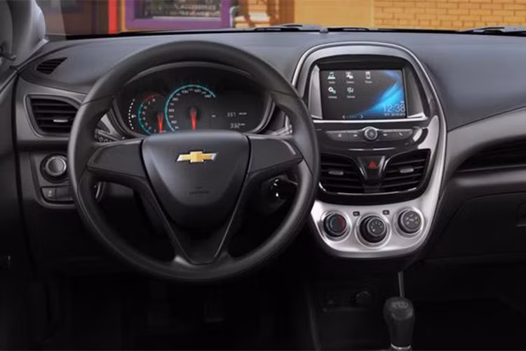 Mẫu hatchback cỡ nhỏ nhà Chevrolet trang bị hệ thống thông tin giải trí MyLink mới nhất, hỗ trợ kết nối Apple CarPlay và Android Auto. Thêm hệ thống OnStar và truy cập kết nối không giới hạn, thêm quyền truy cập ứng dụng myChevrolet Mobile.