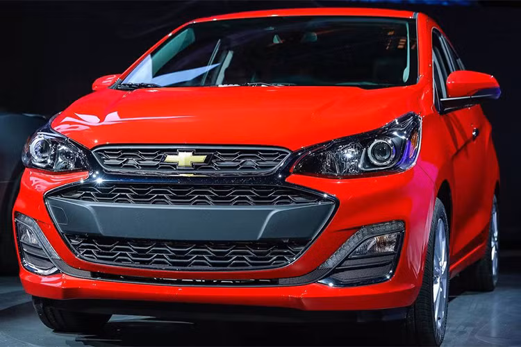 Thương hiệu xe hơi Mỹ vừa tiến hành nâng cấp cho chiếc xe đô thị cỡ nhỏ Chevrolet Spark 2019 mới với loạt điều chỉnh ở bên ngoài cũng như các trang bị ở bên trong, mạnh mẽ và hiện đại hơn - nhằm cạnh tranh với các đối thủ cùng phân khúc. như Kia Morning hay Hyundai Grand i10.