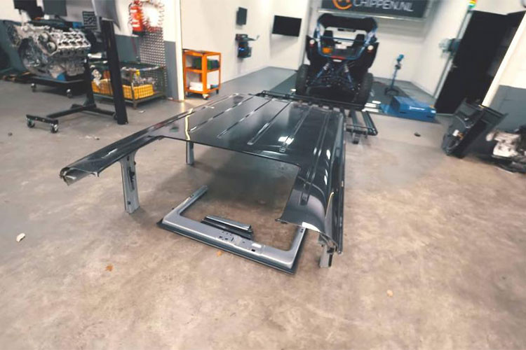 Kết quả là một chiếc SUV hạng sang Mercedes-Benz G500 4x4² mui trần mà hãng xe Đức chưa bao giờ sản xuất đã chính thức ra đời. Có thể nói, chiếc Mercedes-Benz G500 4x4² "hàng độc" này là sự kết hợp hoàn hảo giữa một cỗ máy off-road mạnh mẽ và xe dạo phố cực "ngầu".