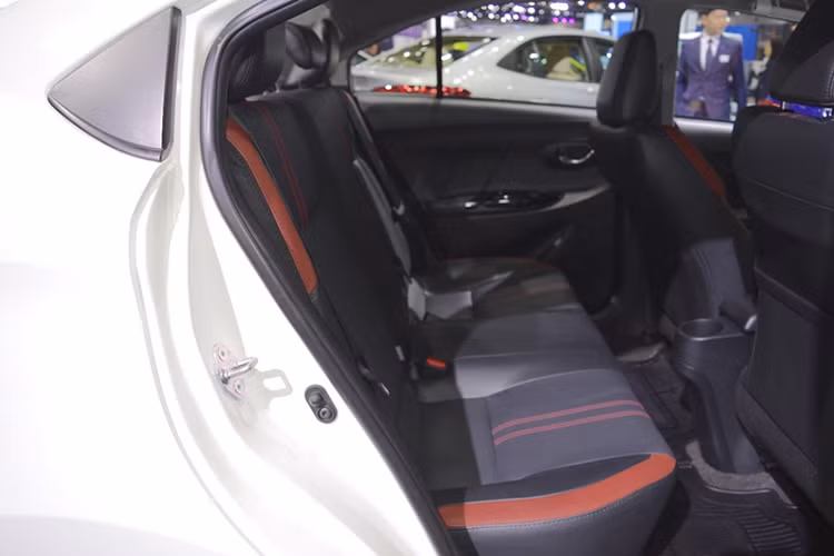 Hàng ghế sau của xe cũng được mở rộng hơn phiên bản cũ, mang đến sự thoải mái và tiện cho hành khách, thiết kế trẻ trung khá bắt mắt. Phía sau, Vios 2017 vẫn sở hữu khoang hành lý khá rộng, đạt tới 506 lít. Hàng ghế sau của xe cũng có khả năng gập lưng 60/40, cho phép "nới rộng" khoang hành lý khi cần chở các đồ đạc có chiều dài lớn.