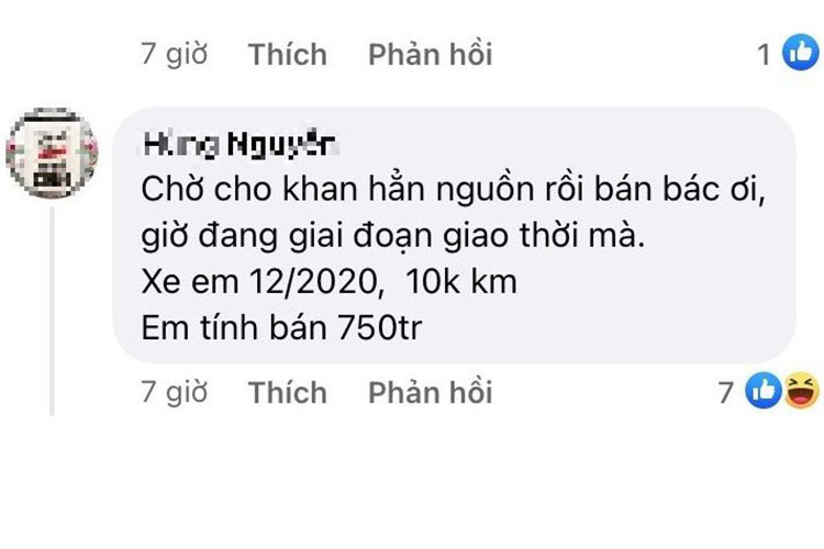 Một chủ xe khác chia sẻ: "Xe em 2020 mà 700 triệu chưa bán". Tài khoản Nguyễn H phân tích: "Xe trần 634 triệu, đi 1 năm lên 666 triệu. Ra biển Hà Nội, đi hơn 2 vạn mà bác đòi lãi tới 3 chục triệu á?". Ngay lập tức có người bình luận "Em thấy lãi thế là còn hơi ít. Chí ít phải lãi 80 triệu mới hợp lý bác ạ".