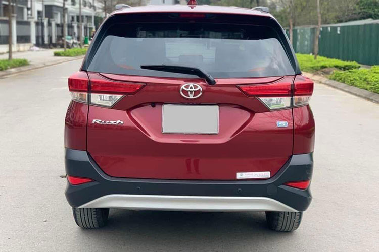 Rush còn được đánh giá cao khi đạt tiêu chuẩn 5 sao ASEAN NCAP nhờ vào các trang bị như 6 túi khí, ABS, EBD, BA, cân bằng điện tử, kiểm soát lực kéo, hỗ trợ khởi hành ngang dốc… Tuy nhiên, do ngoại hình trung tính, nội thất đơn giản, giá bán tại thời điểm ra mắt khá cao nên doanh số của mẫu xe này không đạt được sự kỳ vọng của hãng.