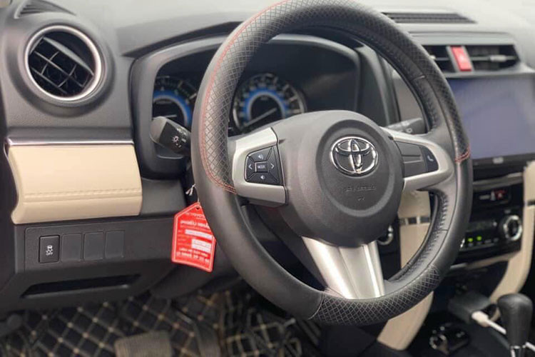 Câu chuyện định giá Toyota Rush cũ vẫn chưa có hồi hết trên các hội nhóm bởi mẫu xe này đã lặng lẽ rời khỏi thị trường Việt Nam nên hiện tại những chiếc xe cũ trở thành "hàng độc". Đặc biệt hơn, Rush là mẫu xe duy nhất trong phân khúc sử dụng hệ dẫn động cầu sau êm ái. Những đối thủ còn lại sử dụng dẫn động cầu trước.