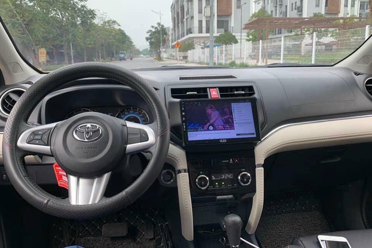 Cộng đồng mạng chỉ biết cười trước mức giá quá "ảo" mà chủ xe đưa ra. Một số người không có tâm trạng để đùa cũng vào định giá lại chiếc xe. Một chủ xe chia sẻ, xe của anh ra biển tháng 12/2021, mới đi 13.000 km, ai trả 600 triệu là bán dù đã bỏ thêm tiền mua cốp điện, kính tự động...