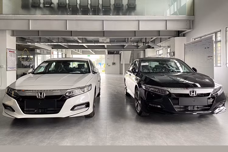  Honda Accord Honda Accord tại Việt Nam hiện nay thuộc thế hệ thứ 10, được giới thiệu tới người dùng trong nước từ cuối năm 2021. Đã gần 4 năm trôi qua, Accord tại Việt Nam vẫn chưa trải qua bất kỳ lần làm mới nào, trong khi vòng đời thứ 11 của dòng sedan cỡ D này đã ra mắt toàn cầu từ tháng 11/2022, mở bán tại quê nhà Nhật Bản vào tháng 9/2023 và được trưng bày tại triển lãm ôtô Bangkok hồi tháng 3/2024.