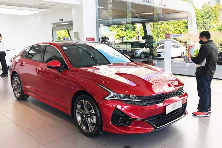  KIA K5 Thế hệ thứ 3 của KIA K5 cũng được mở bán tại Việt Nam vào cuối năm 2021 và cho đến nay chưa có bất kỳ thông tin nào về việc mẫu xe này sẽ được nâng cấp hay làm mới. Doanh số xe K5 cũng khá khiêm tốn khi chỉ bán được 14 chiếc trong tháng 8/2024, đứng trên Accord nhưng thua khá nhiều so với Mazda 6 (42 xe) và Toyota Camry (65 xe).